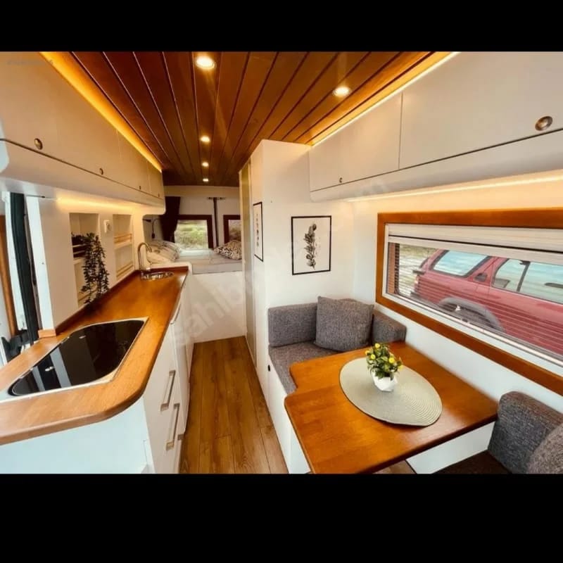 Oturma ve yemek alanı bulunan karavan iç mekan fotoğrafı